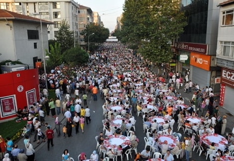 Belediye sokak iftarlar�